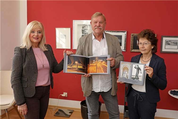Ernst Dolkemeier (Mitte) und seine Frau Vera Wagner-Weiser (re.) präsentierten der Koblenzer Kulturdezernentin Margit Theis-Scholz den eindrucksvollen Bildband des ambitionierten Hobby-Fotografen über die Corona-Pandemie in Koblenz. Foto: Stadt Koblenz/Egenolf