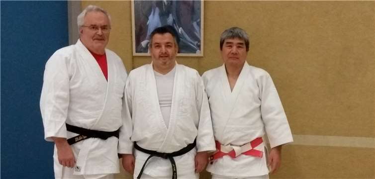 Ernst Elenz (Sechster Dan), André Wolf (Dritter Dan) und Yoshihiko Iura (Achter Dan Kodokan, von links) im Dojo Mörfelden-Walldorf.privat