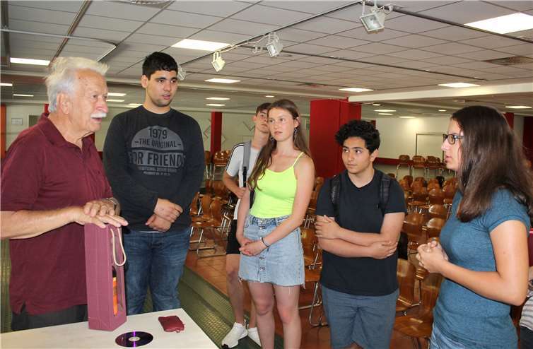 Ernst Grube nach dem Auftritt im Gespräch mit Rhein-Gymnasiasten.