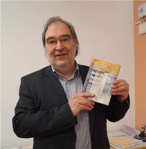 Ernst Heimes präsentierte im KreishausCochem im Rahmen einerAutorenlesung Passagen aus seinem neuem Buch „Bevor das Vergessen beginnt“. Foto: TT