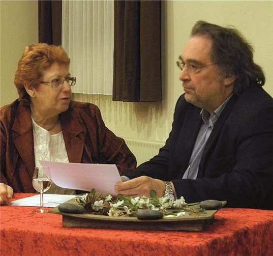 Ernst Heimes spricht mit Edith Erbrich über ihre Erinnerungen. privat