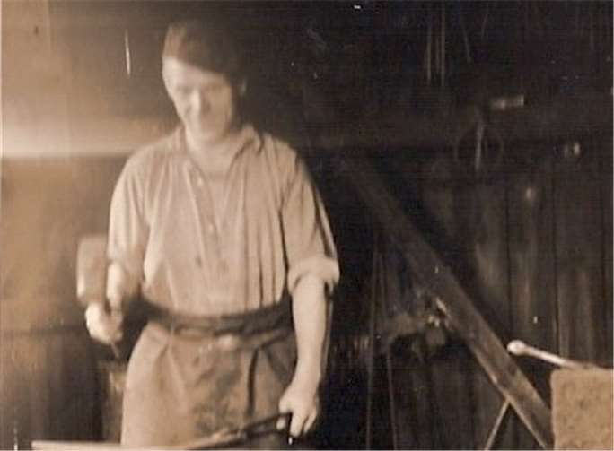 Ernst Hoffmann bei der Arbeit am Amboss.Privat