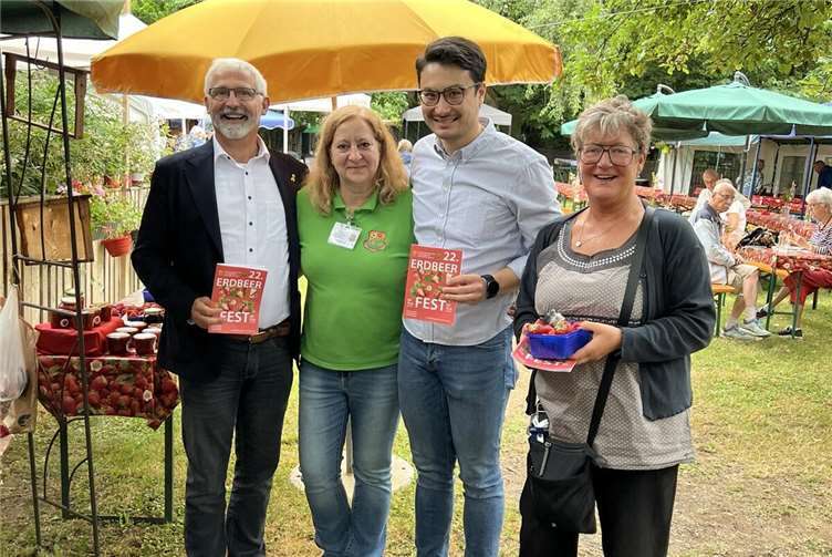 Ernst Knopp (CDU-Oberbürgermeisterkandidat) und der örtliche CDU-Stadtrat Philip Rünz beim 30. Erdbeerfest in Moselweiß – ein Fest mit Herz, Tradition und viel Gemeinschaftssinn. Foto: Philip Rünz