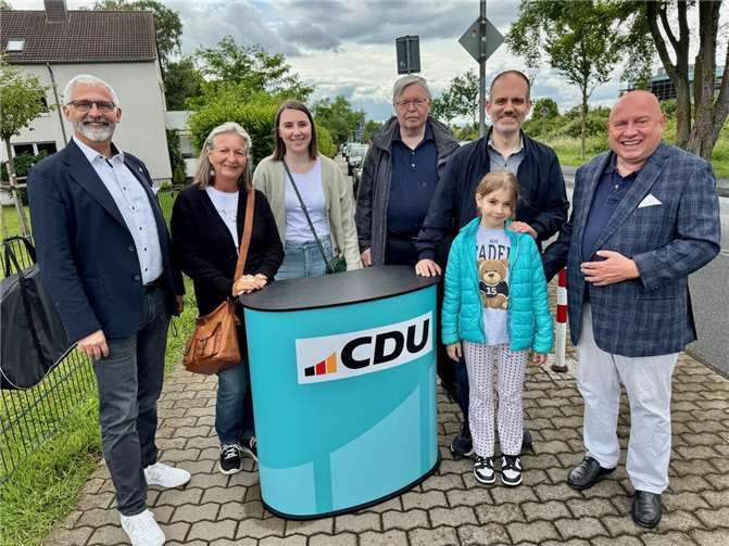 Ernst Knopp im Dialog mit Bürgern auf der Karthause. Foto: privat