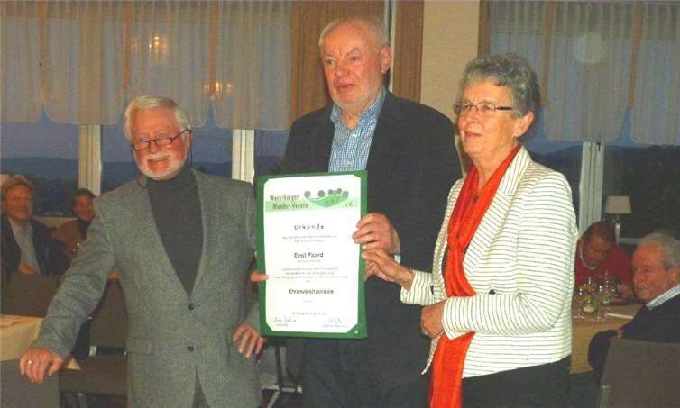 Ernst Picard erhielt die Urkunde zum Ehrenvorsitzenden.privat