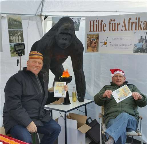 Ernst Schäfer und Gusti Erdel aus Miesenheim beim Nussknackermarkt.Privat