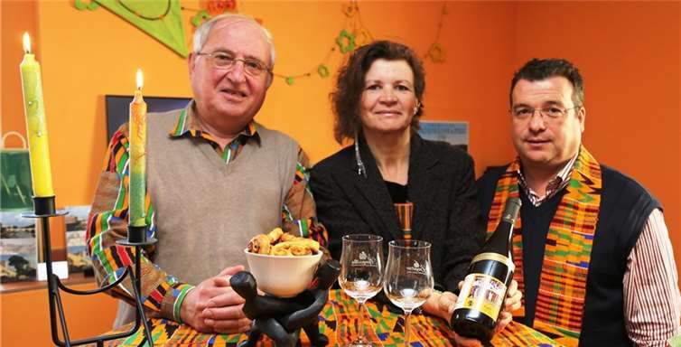 Ernst Schmied, Ulla Butter und Jürgen Willem freuten sich über die ersten Flaschen der „Kumasi-Edition“. StF