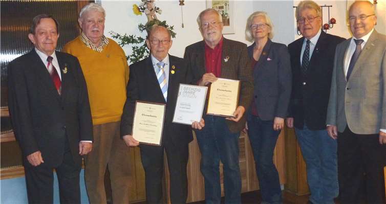 Ernst Schüller (singt seit 40 Jahren im Chorverband Mayen), Peter Roth (singt seit 40 Jahren im Chorverband Mayen), Burkhard Kannenberg (singt seit 60 Jahren im Chorverband Mayen und im Liederkranz-Andernach), Hans-Peter Schmitz (singt seit 40 Jahren im Chorverband Mayen und im Liederkranz-Andernach), Barbara Nöst-Butz (Kreis-Chorleiterin des Chorverband Mayen), Wolfgang Boeck (1. Vorsitzender Liederkranz Andernach) und Lothar Käsgen (Geschäftsführer des Chorverband Mayen).