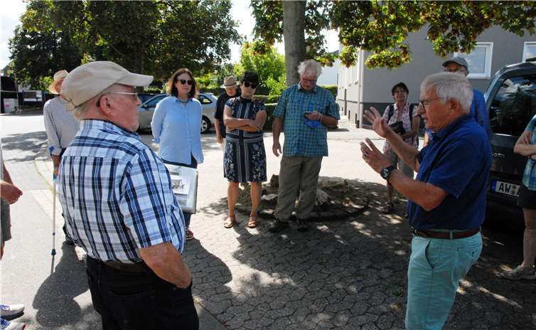 Ernst Steinmetzler (vorn links) führte den Denkmalverein durch Koisdorf, Willi Engel (vorn rechts) trug neben anderen mit seinem Wissen ebenfalls bei. Fotos: Denkmalverein