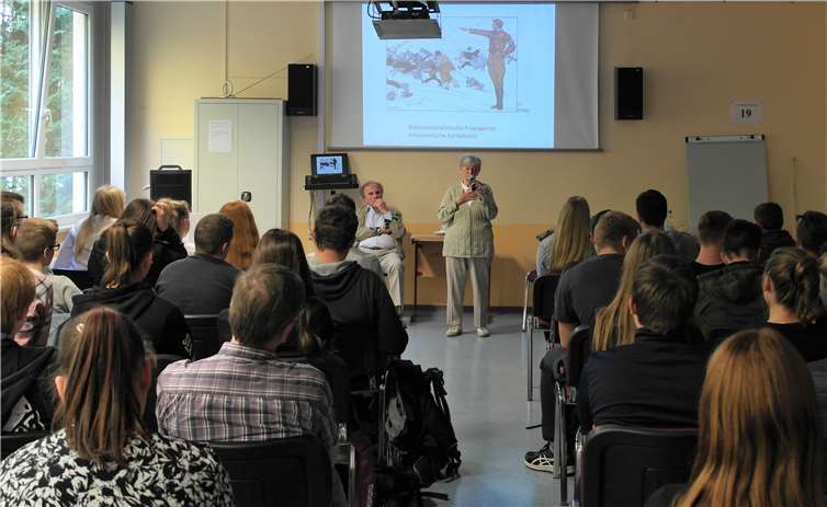 Ernst und nachdenklich fogten die Schüler der Klassen 10 der Lebensgeschichte von Henriette Kretz.