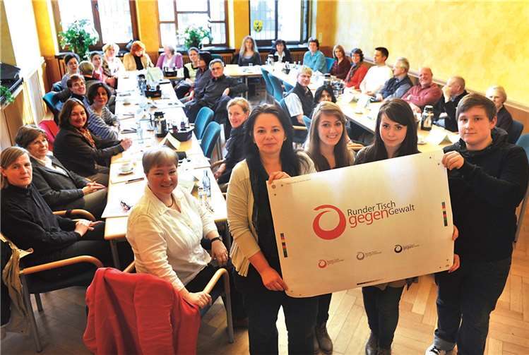 Ernstes Thema, große Runde: Rita Gilles (stehend links) mit dem Logo des „Runden Tisches Kreis Ahrweilergegen Gewalt“.Kreisverwaltung