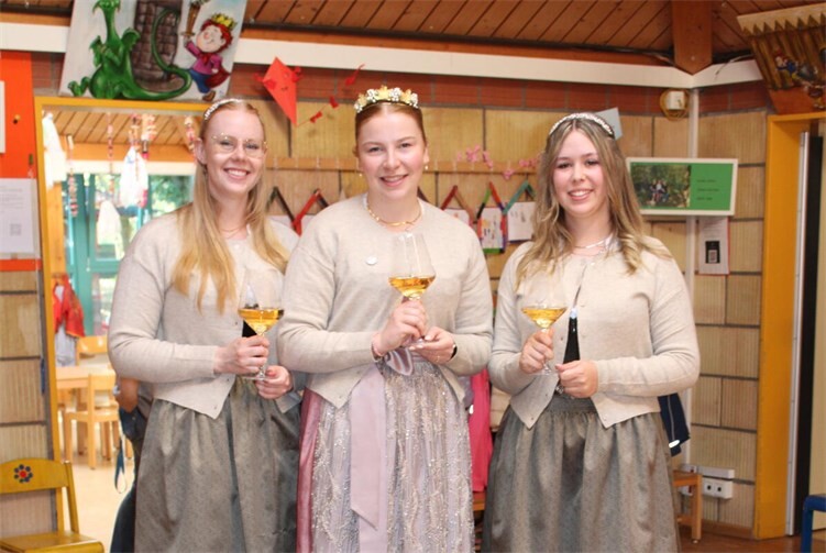 Erntedank mit der Weinkönigin und den Weinprinzessinnen.