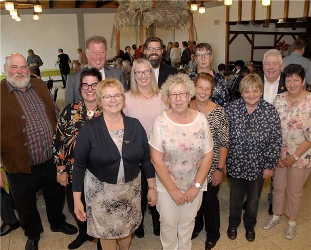 Erntedank nach einem auf der Erfolgsskala nicht oben stehendem Jahrhundertsommer feierten die Landfrauen Dierdorf (vorne links Vorsitzende Hella Holschbach) mit Angehörigen, Freunden, Pfarrer, Bürgermeister, Ortsvorsteher und Kreisbauernvorsitzendem. Fotos: -KER-