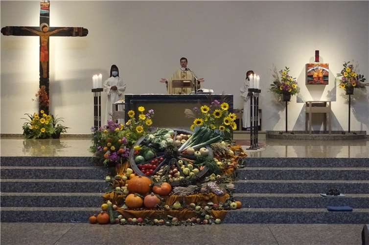 Erntedankaltar in der Pilgerkirche.