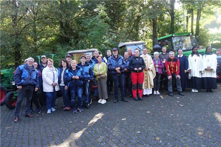 Erntedankfest in Schönstatt: Mehr als 30 Traktoren waren bei der Wallfahrt zugegen. Quelle: Traktorfreunde Kannenbäckerland