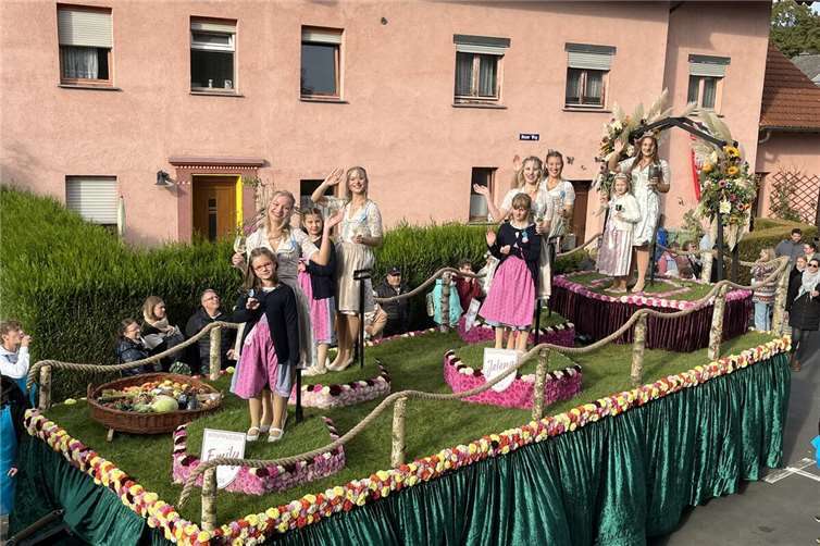 Erntedankumzug mit Wein, Wagen und guter Stimmung.Fotos: VVD Dattenberg