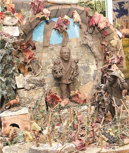 Erntehelfer Willy Millowitsch mit Tünnes un Schäl auf dem Arm, Teil der großen Winzerkrippe von Hildegard Neuenkirchen.