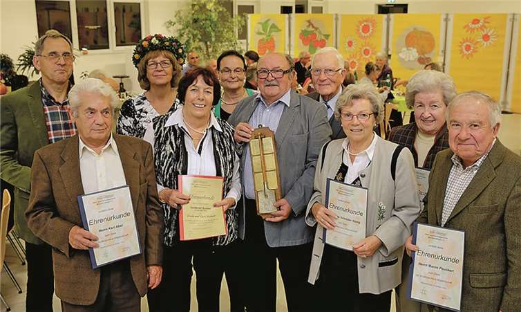Erntekönigin und Jubilare freuen sich mit Gisela und Gustel Richarz, Preisträger des Goldenen Spatens.DL