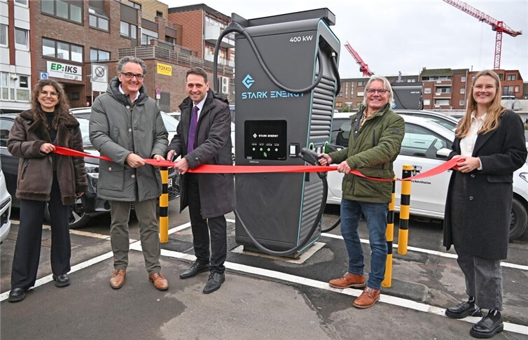 Eröffnen die neuen Schnellladesäulen am Neuen Markt, von links: die städtische Klimaschutzmanagerin Denise Nieland, Thomas Staudinger (Geschäftsführer der Stark Energy GmbH), Bürgermeister Sven Schnieber, Peter Scherer (Geschäftsleitung der E-MAXX GmbH) und die städtische Mobilitätsmanagerin Liena Humke. Foto: Stadt Meckenheim