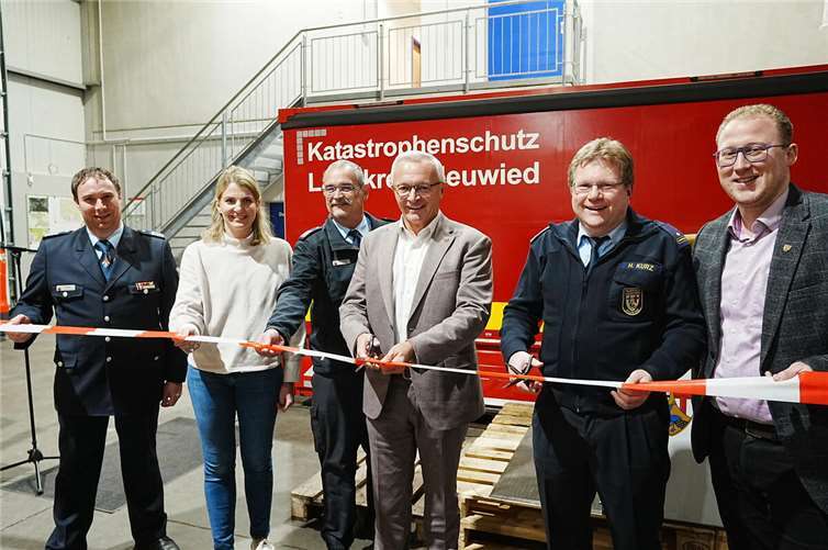 Eröffnen feierlich das neue BKS-Zentrum im Neuwieder Industriegebiet Distelfeld: Jörg Alfter (stellv. BKI), Christina Dittrich (Planungsbüro Dittrich GmbH & Co. KG), Volker Lemgen (stellv. BKI), Landrat Achim Hallerbach, BKI Holger Kurz und der 1. Kreisbeigeordnete Jürgen Philipp Rasbach.  Fotos: FF