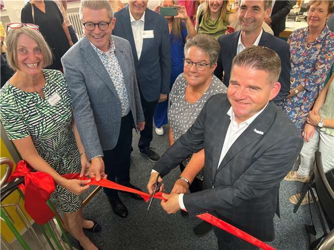 Eröffnen gemeinsam die Öffentliche Bücherei Meckenheim, (vorne v. l.): Büchereileiterin Franzis Steinhauer, der Erster Beigeordnete Hans Dieter Wirtz, die städtische Fachbereichsleiterin Bildung, Kultur und Sport, Silvia Klemmer, und Bürgermeister Holger Jung.  Foto: Stadt Meckenheim