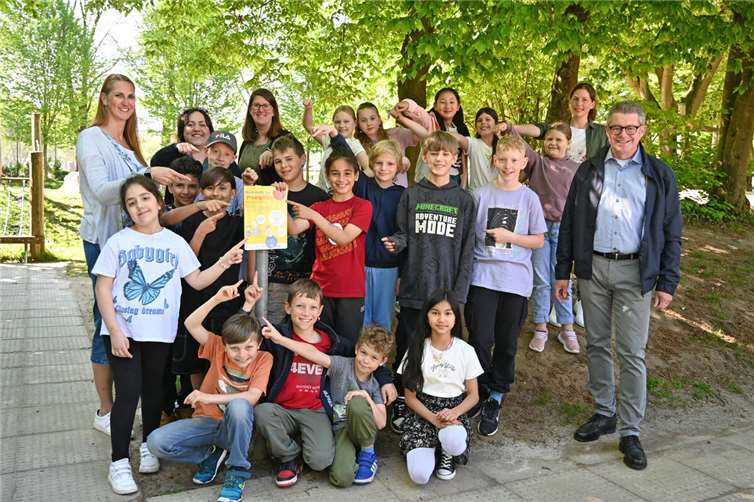 Eröffnen gemeinsam mit Viertklässlerinnen und Viertklässlern der Evangelischen Grundschule Meckenheim den neuen Lernpfad: Vanessa Gellermann, Vorsitzende MeckiKids e.V. (hinten links), Annica Starke-Mutschler, Jugendhilfeplanerin der Stadt Meckenheim (hinten 2.v.l.), Kristina Biehl, MeckiKids e.V. (hinten 3.v.l.), Melanie Schulze, Klassenlehrerin (hinten rechts), sowie der Erste Beigeordnete Hans Dieter Wirtz (rechts). Foto: Stadt Meckenheim