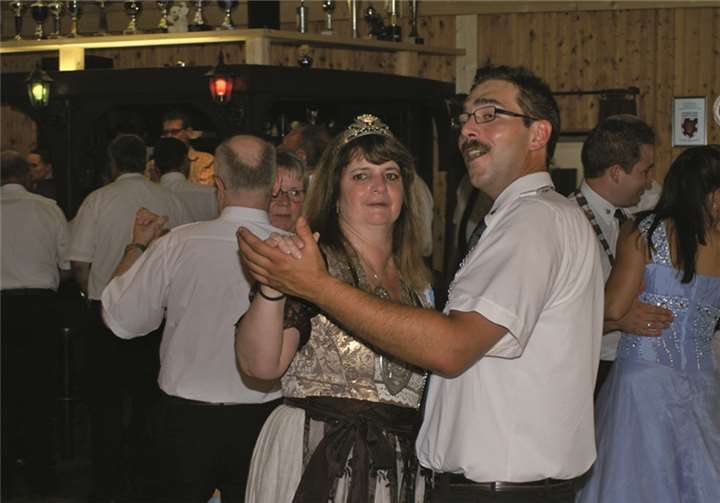 Eröffnet wurde der Königsball mit dem Ehrenwalzer vom Schützenkönig Lars Fruth.