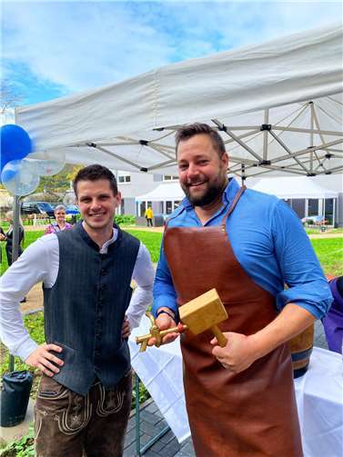 Tag der offenen Tür mit Oktoberfest im ISA Rheinquartier Lahnstein  Eröffnet wurde der Tag feierlich mit einem traditionellen Fassanstich, den Oberbürgermeister Lennart Siefert gemeinsam mit Geschäftsführer Daniel Wurzel übernahm. Foto: Nora Daum