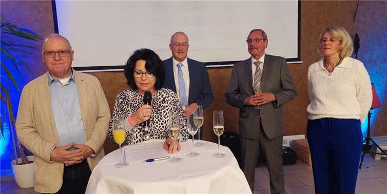 Eröffnet wurde die Jubiläumsfeier von Monika Kühn als 1. Vorsitzende des Vereins und den Vorstandsmitgliedern Edgar Götze, Hannelore Paas und Alfred Eich und Heinz Gammel, der auch noch dem Ehrenvorstand angehört. Fotos: privat