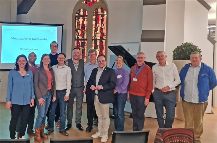 Eröffnet wurde die Veranstaltung durch den Ersten Kreisbeigeordneten Pascal Badziong, der die Teilnehmenden begrüßte und die Bedeutung von Aufklärung sowie frühzeitiger Vorsorge hervorhob.