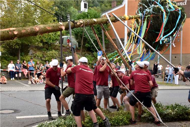 Eröffnet wurde die Waldbreitbacher Kirmes mit dem Aufstellen des Kirmesbaums durch die Junggesellen.