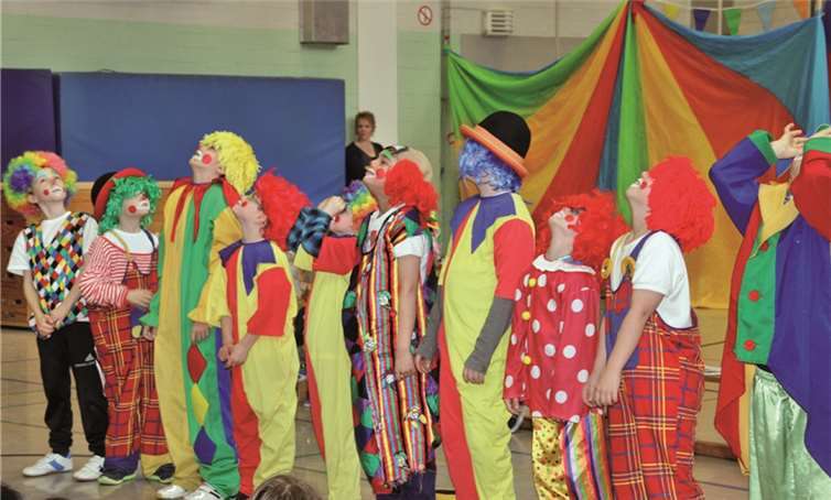 Eröffnet wurde die Zirkusvorstellung der KGS Merl mit einer Gruppe lustiger Clowns, die mit ihren Sketchen das Publikum zum Lachen brachte. STEIN