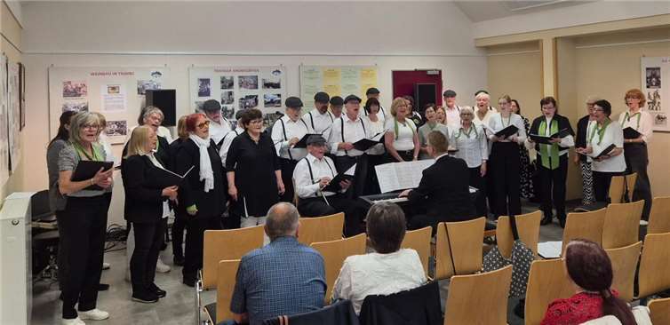 Eröffnet wurde vom Gastgeber unter der Leitung von Tristan Kusber mit „Gut wieder hier zu sein“.  Fotos: privat