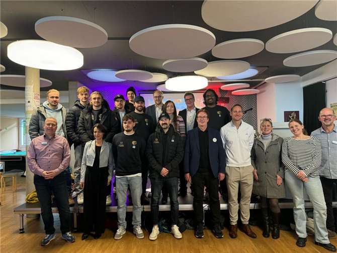 Eröffnet wurden die Demokratiewochen mit einer feierlichen Veranstaltung in der IGS „Johanna Loewenherz“.  Foto: Peter Jung