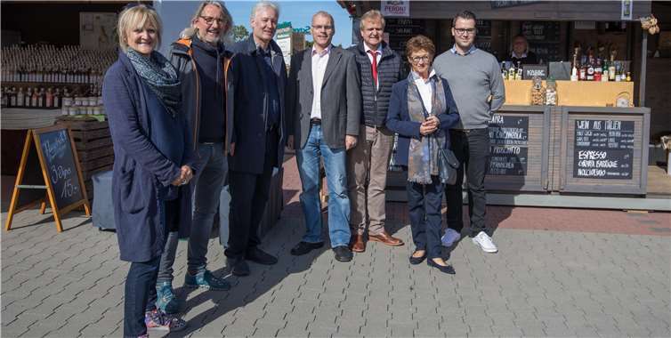Eröffneten das Erntedankfest in Wachtbergs Mitte: Bürgermeistrin Renate Offergeld (vorne), v.l.: Jutta Danylow, Jürgen Kutter, Martin Rüdell, MdL Oliver Krauß, Michael Geppert und stellvertretender Bürgeremeister Christian Stock.CEW