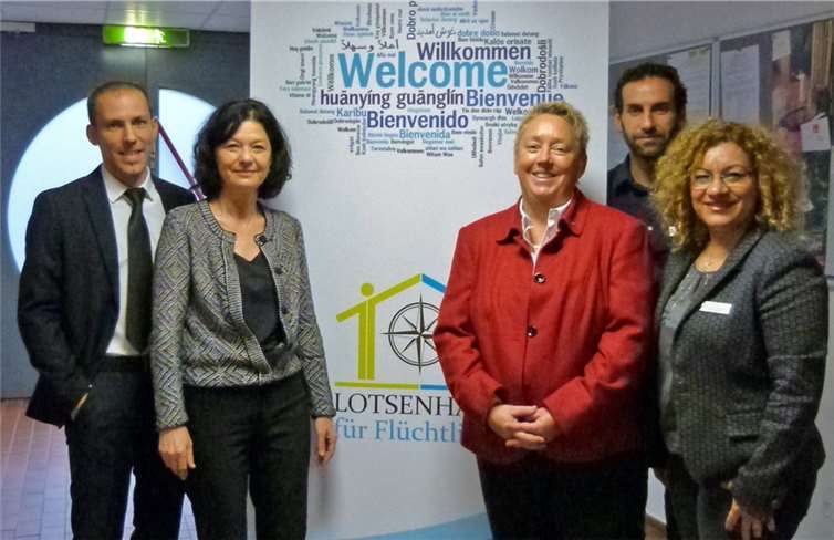 Eröffneten das Lotsenhaus in der Koblenzer Agentur für Arbeit (v.li.): der Lotsenhaus-Teamleiter der Arbeitsagentur, Michael Linscheid, AA-Landeschefin Heidrun Schulz, die Koblenzer Agenturleiterin Ulrike Mohrs und die beiden Flüchtlingslotsen Ali Karim und Marzieh Rafat. Foto: Bundesagentur für Arbeit Regionaldirektion Rheinland-Pfalz-Saarland