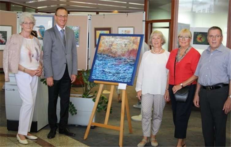 Eröffneten die Ausstellung: Gerda Schaack-Knecht, Günter Groß (Bereichsleiter der Volksbank Rhein-Lahn), Rita Nolte, Christa Happe und der Vertreter der Stadt Lahnstein, Bürgermeister Adalbert Dornbusch.Privat