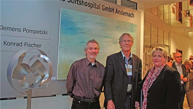 Eröffneten die Ausstellung im St. Nikolaus-Stiftshospital (v.l.): Klemens Pompetzki, Dr. Konrad Fischer, Cornelia Kaltenborn.privat