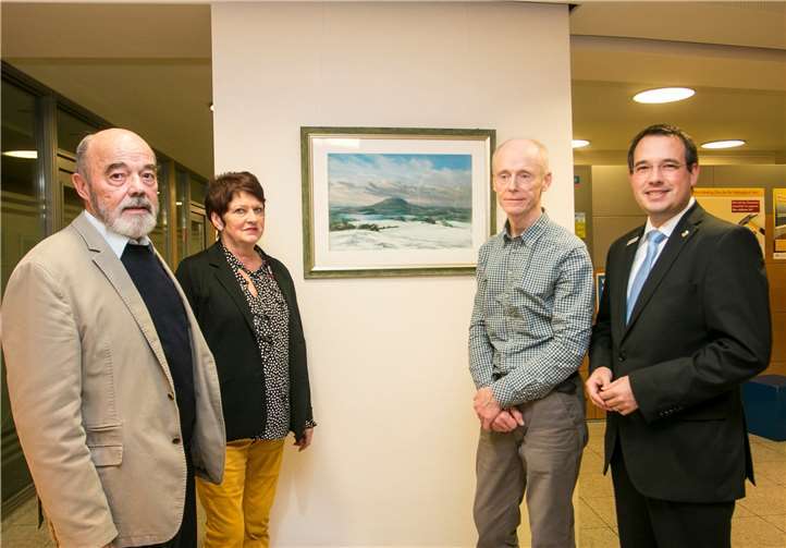 Eröffneten die Vernisage in der VoBa (v.l.): Martin Kaiser stellv. Vorsitzende EifelArt, Dietlind Greifenhagen Vorsitzende, Alan Chaney, Thomas Klassmann, Direktor des Regionalmarktes Eifel bei der Volksbank RheinAhrEifel.Foto: SES
