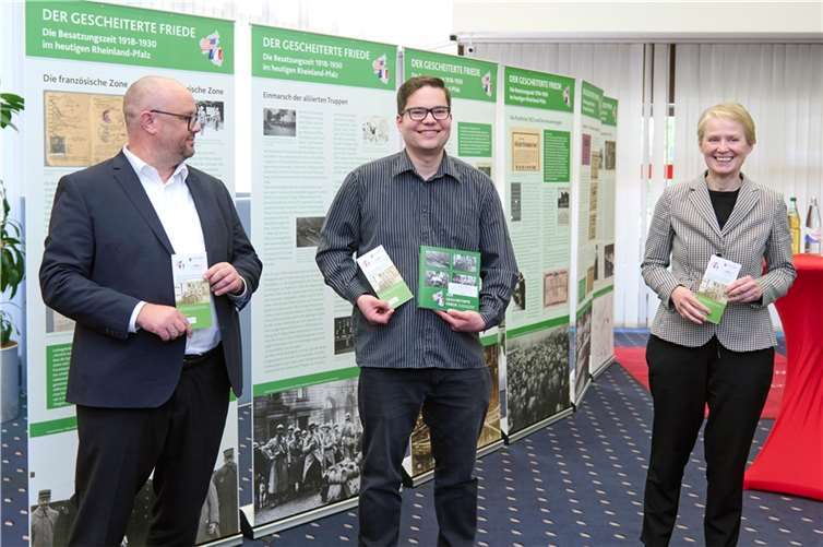 Eröffneten die Wanderausstellung „Der gescheiterte Friede“ in Montabaur (von links): Torsten Stein, stellvertretender Filialleiter der Sparkasse Westerwald-Sieg Montabaur, Stadtarchivar Dennis Röhrig und Stadtbürgermeisterin Gabi Wieland.  Foto: Stadt Montabaur
