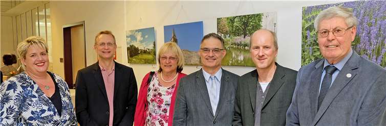 Eröffneten die neue Fotoausstellung im St. Nikolaus-Stiftshospital: (v. l.) Cornelia Kaltenborn (Geschäftsführerin der St. Nikolaus-Stiftshospital), Prof. Dr. Martin Wolff (Ärztlicher Direktor), Hedi Lotzen (Beigeordnete Ortsgemeinde Plaidt), Wilhelm Anheier (Bürgermeister Ortsgemeinde Plaidt), Hans Werner Wolf, Karl Heinz Scheuren.  privat