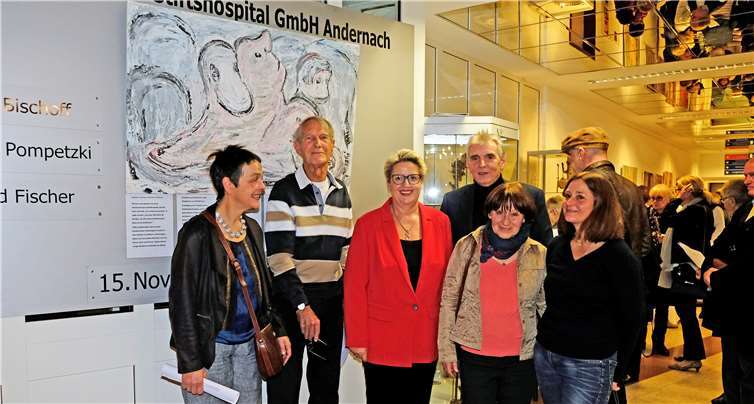 Eröffneten gemeinsam die Ausstellung im St. Nikolaus-Stiftshospital: (v.l.) Nicole Bischoff, Dr. Konrad Fischer, Cornelia Kaltenborn, Bürgermeister Claus Peitz, Dorothee Pompetzki (Witwe des verstorbenen Künstlers), Juliana Pompetzki (Tochter des verstorbenen Künstlers).Foto: privat