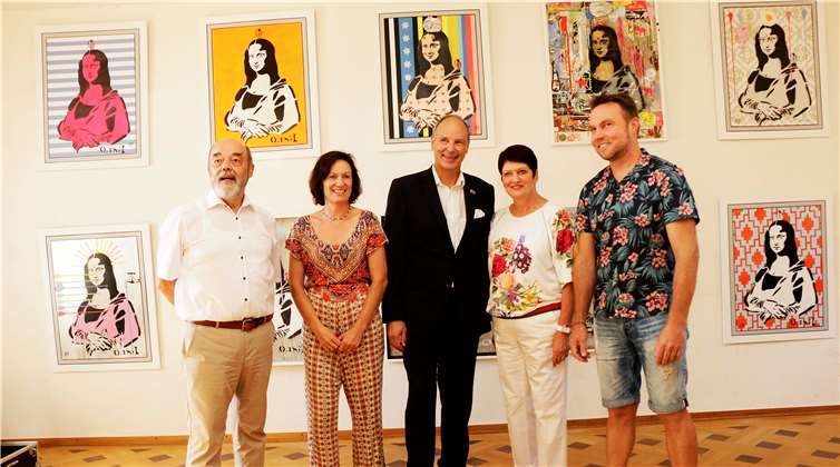 Eröffneten zusammen mit dem Künstler Ingo Linz die Ausstellung zum Heimatfest von Links: Martin Kaiser (EifelArt), Sabine Diederich, Stadtbürgermeister Arnold Hoffmann und Dietlind Greifenhagen (EifelArt). Foto: SES