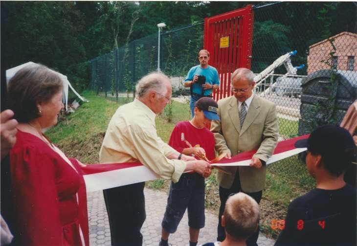 Eröffnung am 04. August 2000. Yannik Balthasar zerschneidet im Beisein von Hans-Günther Christ und Oberbürgermeister Peter Labonte mit der goldenen Schere das Band. Foto: Arbeitskreis Grube Friedrichssegen