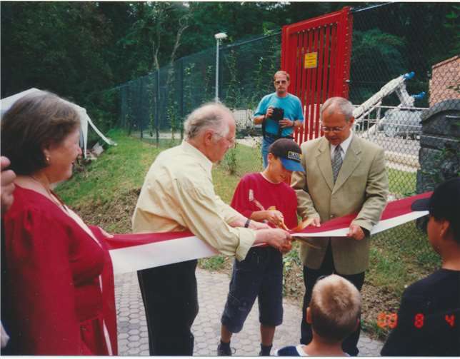 Eröffnung am 04. August 2000. Yannik Balthasar zerschneidet im Beisein von Hans-Günther Christ und Oberbürgermeister Peter Labonte mit der goldenen Schere das Band. Foto: Arbeitskreis Grube Friedrichssegen