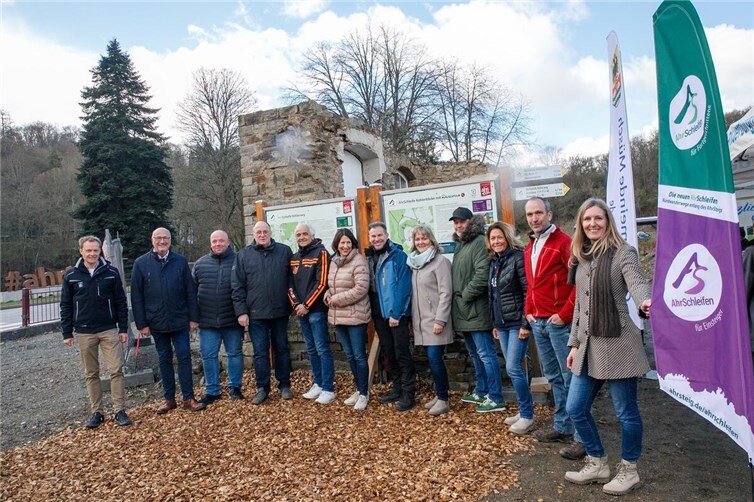 Eröffnung der AhrSchleifen unter anderem mit Wirtschaftsministerin Daniela Schmitt (Mitte), Projektleiter Sebastian Rischen (Ahrtal-Tourismus, l.), Jürgen Schwarzmann (1. Beigeordneter VG Altenahr, 2.v.l.), Guido Nisius (Bürgermeister VG Adenau, 4.v.l.), Hans-Werner Adams (1. Beigeordneter Stadt Sinzig, 5.v.l.), Udo Adriany (Ortsbürgermeister Müsch, 6.v.l.) und Matthias Irle (Planungsbüro Irle, 2.v.r.).