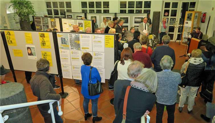 Blick auf geflüchtete Menschen gerichtet Eröffnung der Ausstellung „Menschen auf der Flucht“ im Historischen Rathaus in Andernach: Auch Oberbürgermeister Achim Hütten und Kreisbeigeordneter Rolf Schäfer waren gekommen.