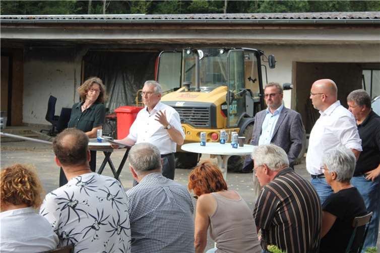 Eröffnung der Bürgerdialoge in Altenahr-Kreuzberg mit (v. l.) Anja Toennessen, Joachim Gerke, SGD-Präsident Wolfgang Treis, Thomas Weimer und dem Altenahrer Bürgermeister Rüdiger Fuhrmann. Foto: Verbindungsbüro Wiederaufbau