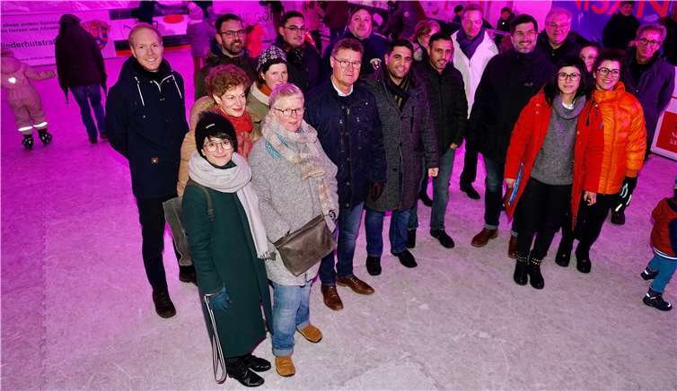 Eröffnung der Eisbahn mit Thorsten Hermann, Vorsitzender der Werbegemeinschaft, und vielen Sponsoren und Unterstützern.Fotos: KG