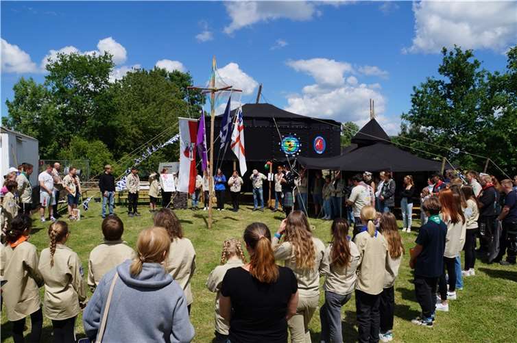 Eröffnung der Geburtstagsfeier vor der Jurtenburg.